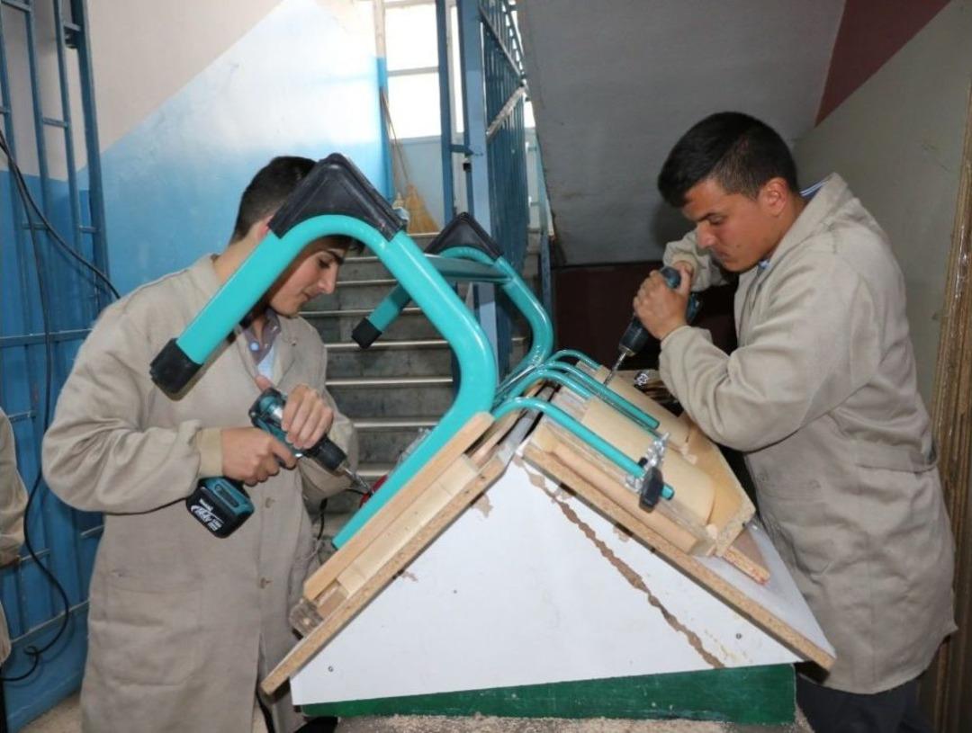 Yozgat&rsquo;ta &Ouml;ğrenciler Eğitim G&ouml;rd&uuml;kleri Sıraları Kendileri &Uuml;retiyor