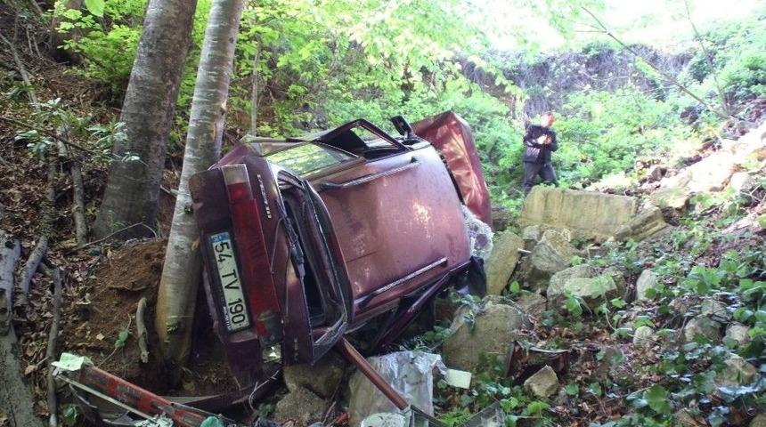 Sakarya&rsquo;da Otomobil Şarampole Yuvarlandı: 1 Ağır Yaralı