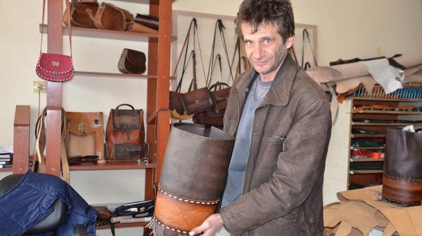 Memurluktan İstifa Etti, Deri İşine Girdi