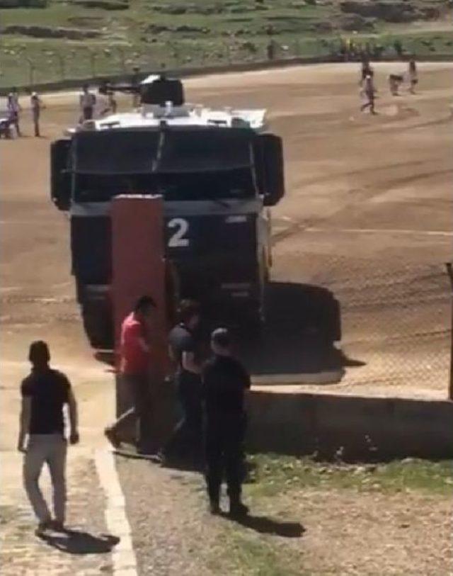 Toma Bu Kez Toprak Futbol Sahasına 'müdahale' Etti