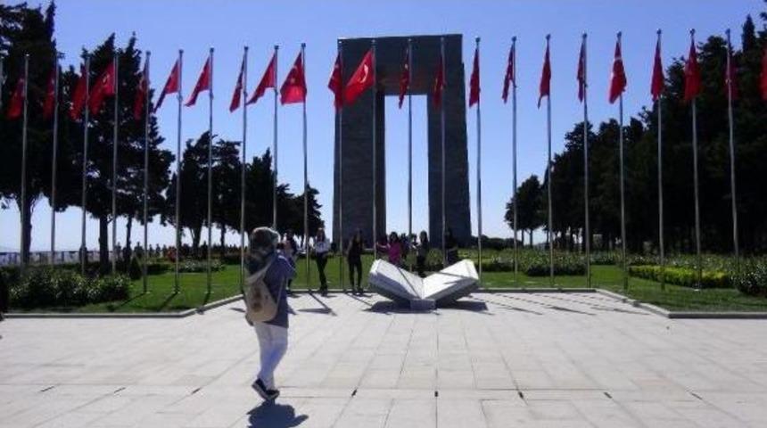 Sembolik Şehit Mezarlarında Selfie Yarışı