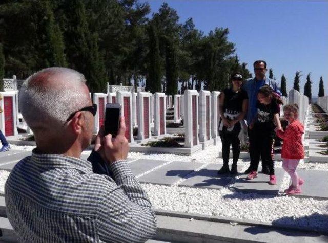 Sembolik Şehit Mezarlarında Selfie Yarışı 1