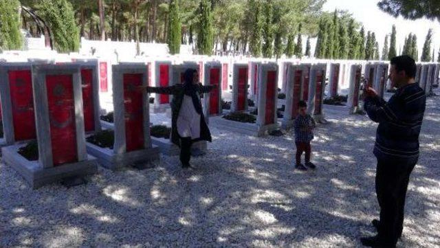 Sembolik Şehit Mezarlarında Selfie Yarışı 3