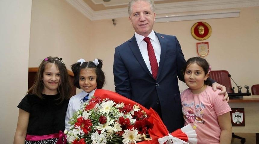 Minik &Ouml;ğrencilerden Vali G&uuml;l&rsquo;e Ziyaret