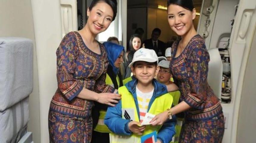 Singapur Havayolları'nın &ldquo;Singapur Kızı&rdquo; Tasarımlı Hostes Kıyafeti 45 Yıldır Değişmedi