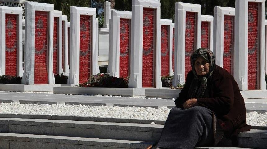 Şehitler Abidesine Ziyaretçi Akını