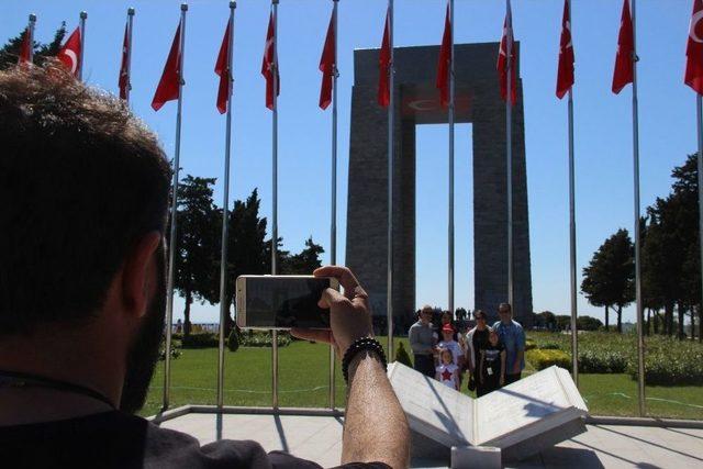 Şehitler Abidesine Ziyaretçi Akını