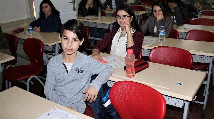 Bursa&rsquo;da &Ouml;ğrenciler Teog Sınavına Girdi, Veliler Dışarıda Dua Etti