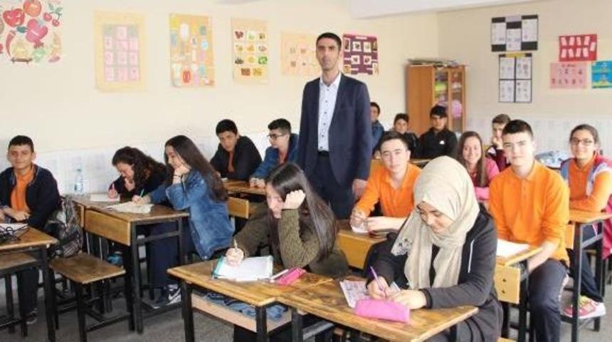 Askere Gidecek &Ouml;ğretmenlerine Kına Yaktılar