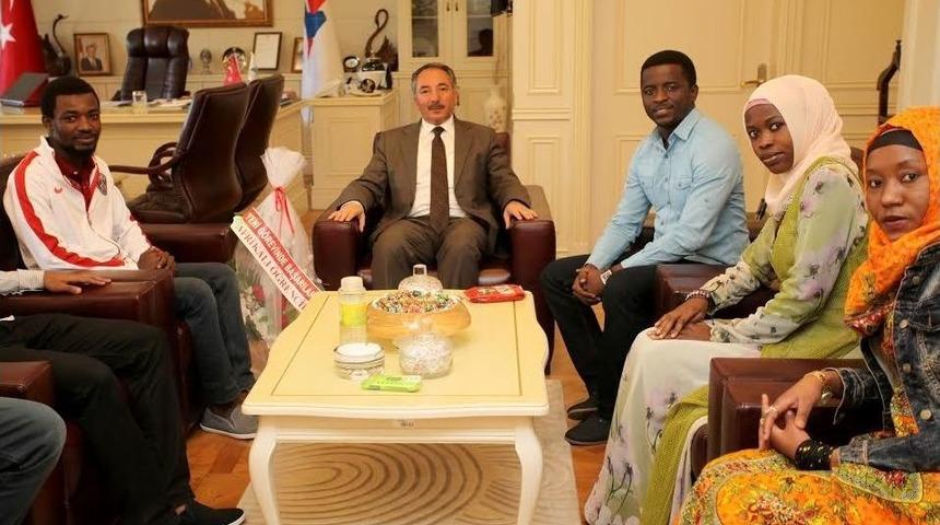Afrikalı &Ouml;ğrencilerden Ai&ccedil;&uuml; Rekt&ouml;r&uuml; Karabulut&rsquo;a Anlamlı Ziyaret