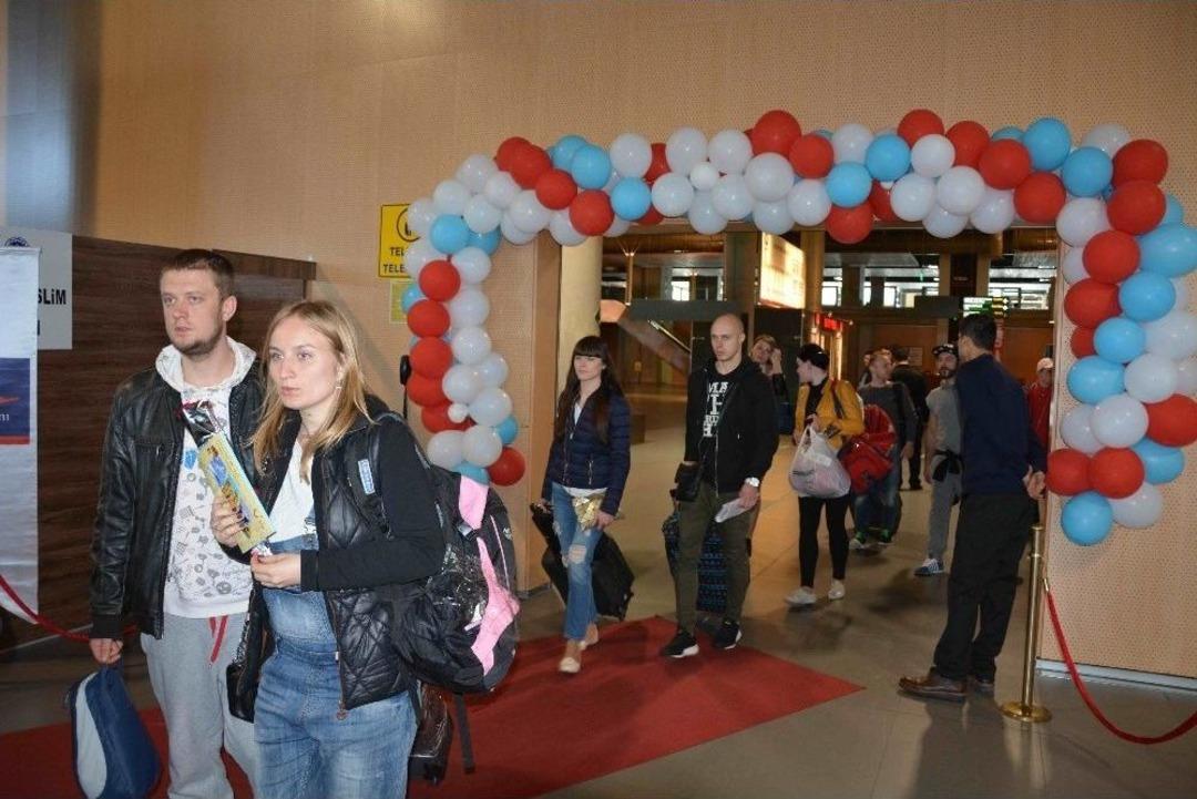 Ukraynalı Kafile &Ccedil;i&ccedil;eklerle Karşılandı