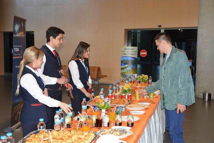 Ukraynalı Kafile Çiçeklerle Karşılandı G3