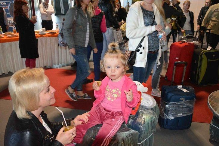 Ukraynalı Kafile Çiçeklerle Karşılandı G5