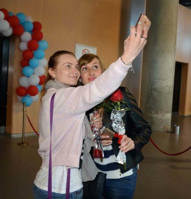 Ukraynalı Kafile Çiçeklerle Karşılandı G1