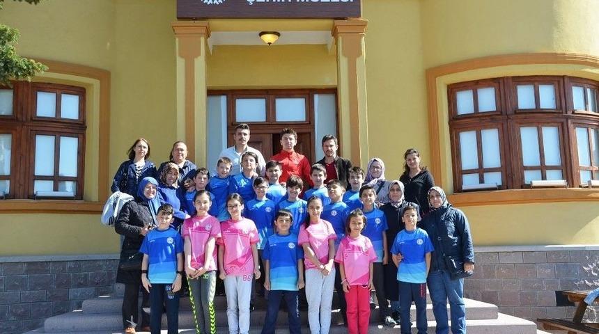 Gen&ccedil; Sporcular Boz&uuml;y&uuml;k Şehir M&uuml;zesi&rsquo;ni Ziyaret Etti