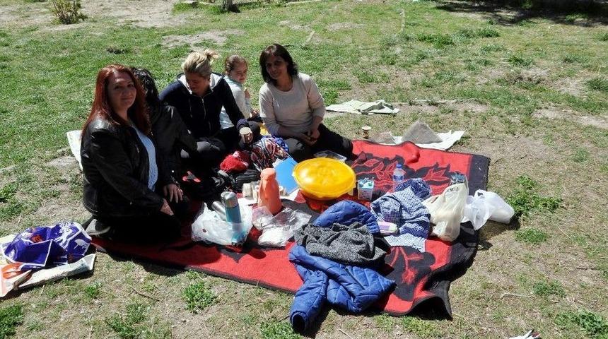 &Ouml;ğrenciler Sınavda Ter D&ouml;kerken Aileler Piknik Yaptı