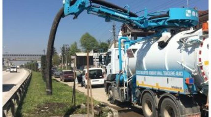 D&uuml;zce&rsquo;de Yan Yol Giderlerinde Temizlik Yapıldı