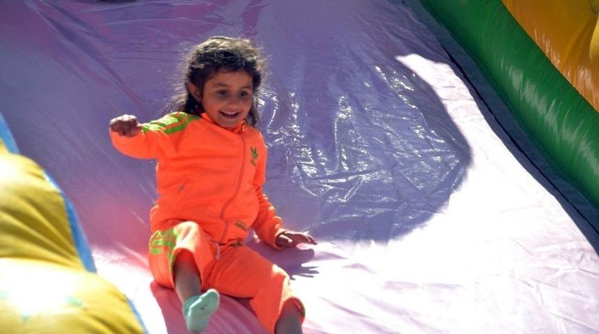 Eruhlu &Ccedil;ocuklar İlk Kez Kaydırağa Bindi