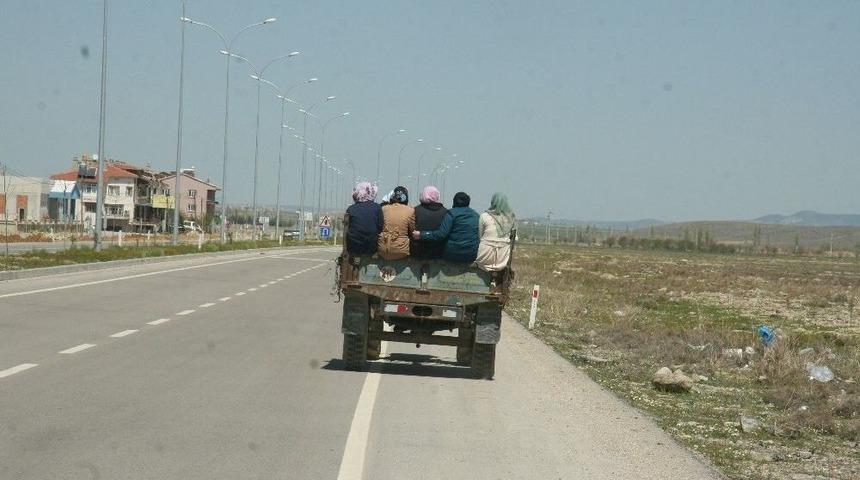 Kadınların Römork Kasasındaki Tehlikeli Yolcuğu Fotoğraflara Yansıdı