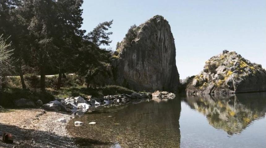 Kayanın Suya Yansıyan Y&uuml;z&uuml;nde Bakın Ne Var