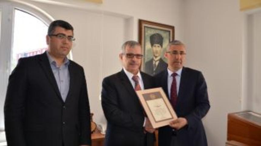 Emekliye Ayrılan &Ouml;nal&rsquo;a Şeref Belgesi Verildi