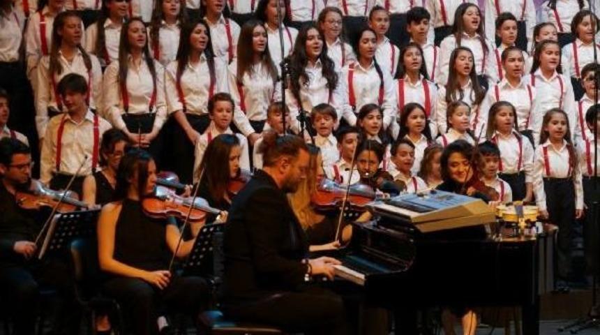 Kayahan'ı &Ccedil;ocuklar Şarkılarıyla Andı