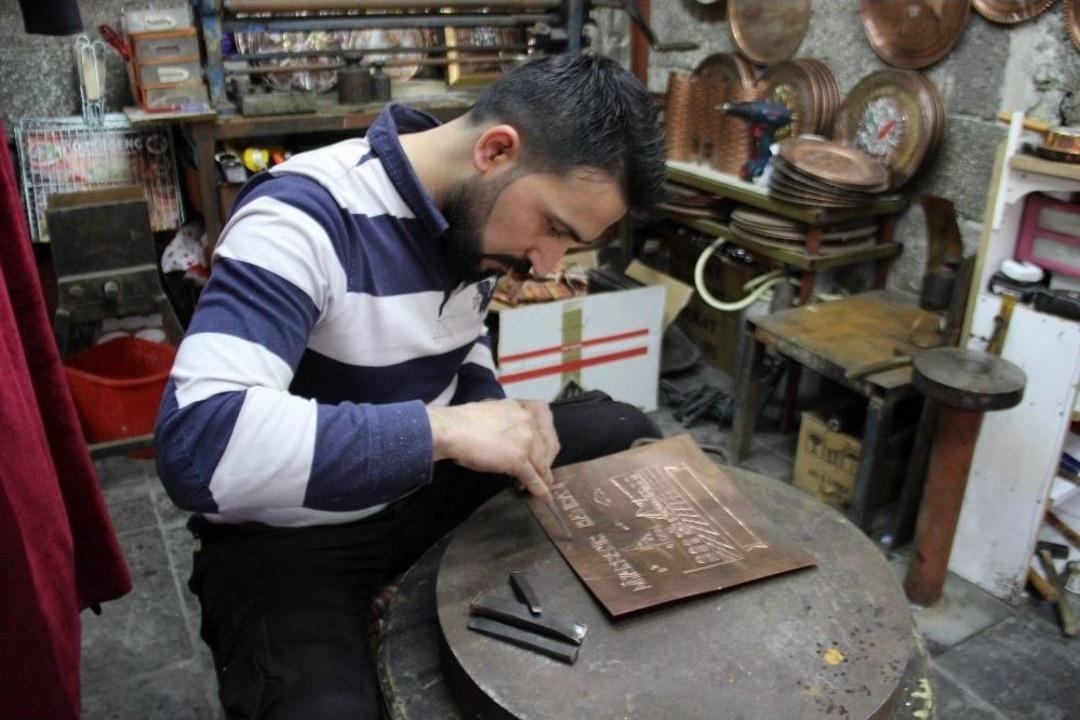 Bakır Levhaları Tabloya D&ouml;n&uuml;şt&uuml;r&uuml;yor