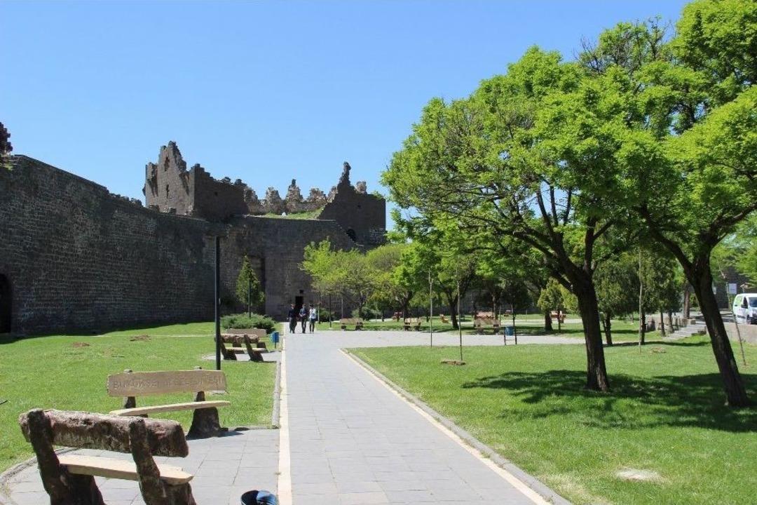 Sur &Ccedil;i&ccedil;eklerle Renklendi