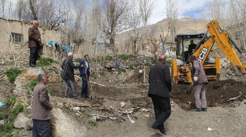 Başkale Belediyesi, 75 Yaşındaki Koah Hastası I&ccedil;in Yeni Yol Yaptı