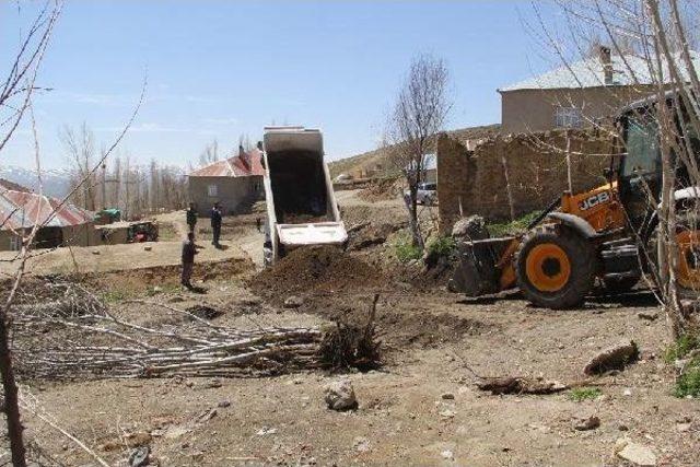 Başkale Belediyesi, 75 Yaşındaki Koah Hastası Için Yeni Yol Yaptı