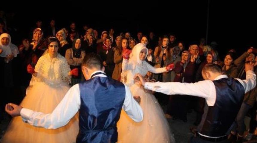 İki Kardeş Birlikte D&uuml;ğ&uuml;n Yaptı