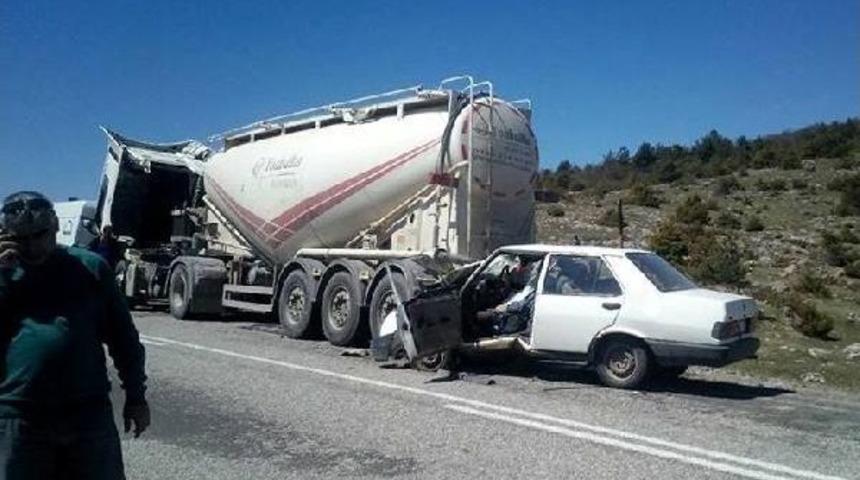 Beton Mikserine &Ccedil;arpan Otomobilin S&uuml;r&uuml;c&uuml;s&uuml; &Ouml;ld&uuml;