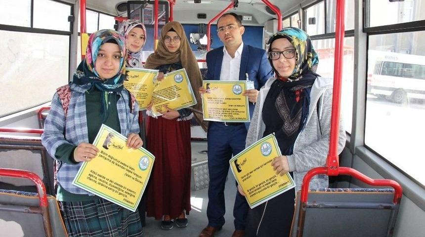 Kısak&uuml;rek&rsquo;in Şiirleri Halk Otob&uuml;slerine Asıldı