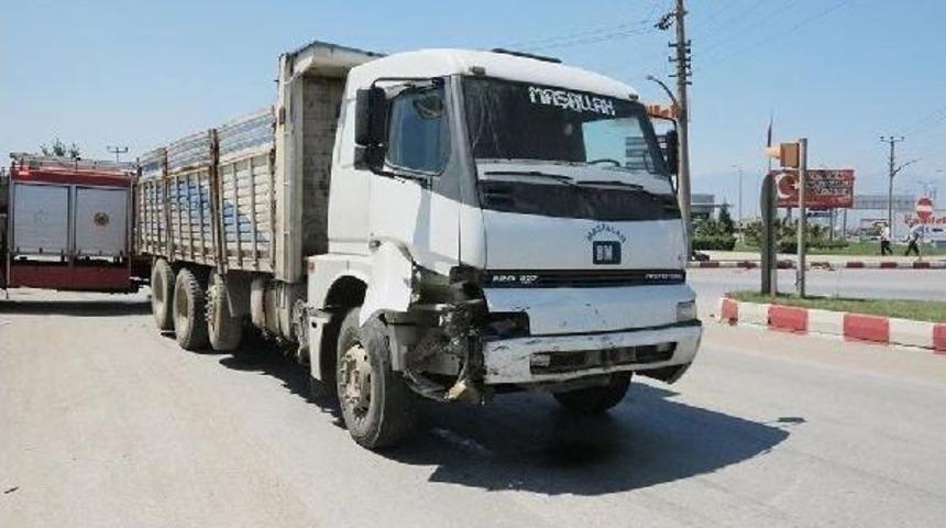 Kamyonla &Ccedil;arpışan Otomobilin S&uuml;r&uuml;c&uuml;s&uuml; Yaralandı