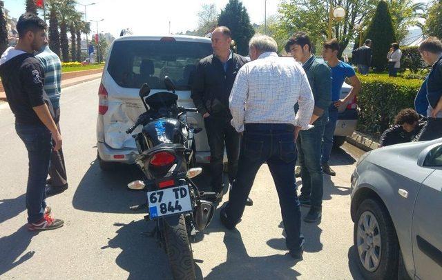 Park Halindeki Kamyonete Çarpan Motosikletteki 2 Kişi Yaralandı