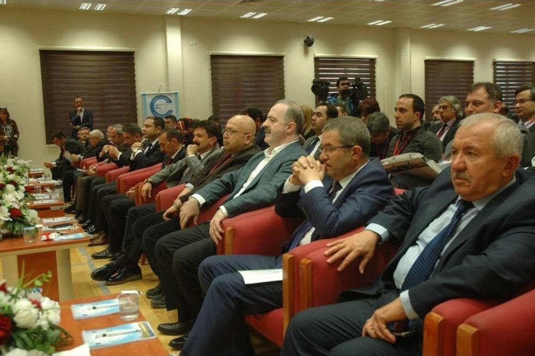 T&uuml;rkiye&rsquo;nin Kamu Y&ouml;netimi Van&rsquo;da Tartışılıyor