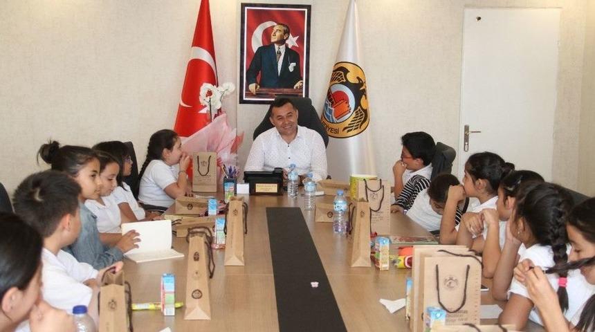 Başkan Y&uuml;cel, &Ouml;ğrencilerin Sorularını Yanıtladı