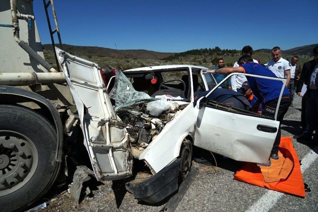 Arıza Yapan Beton Mikserine Otomobil &Ccedil;arptı: 1 &Ouml;l&uuml;