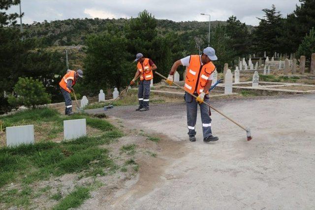 Melikgazi Belediye Sınırları İçerisindeki 28 Mezarlıkta Çevre Düzenleme Çalışması