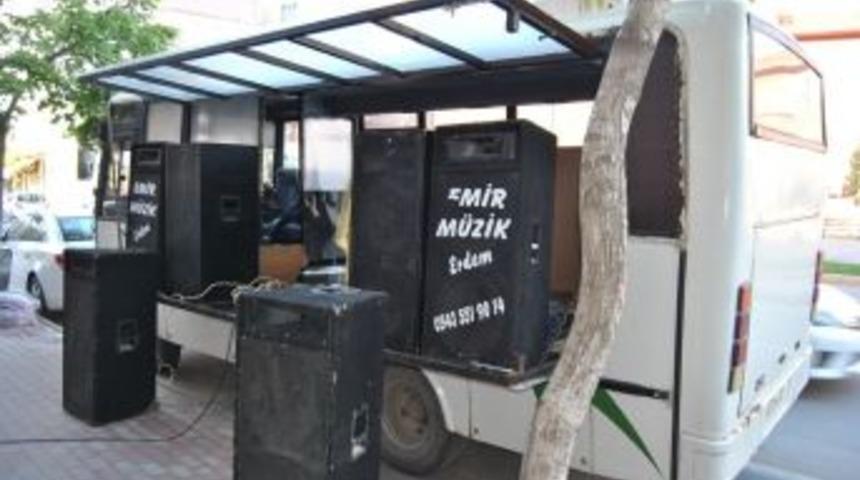 Y&uuml;r&uuml;yen Minib&uuml;s&uuml; M&uuml;zik Evine &Ccedil;evirdi