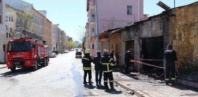 İntihar Amacıyla Evini Yaktı, Alevler Yükselince Dışarı Kaçtı