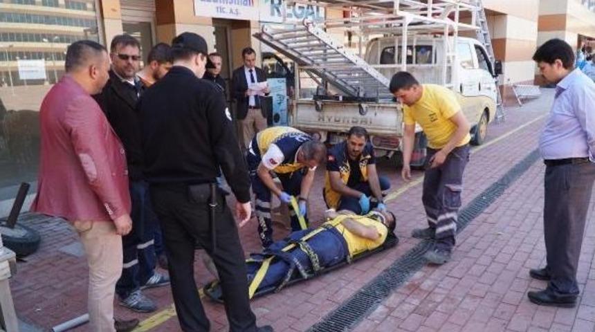 Tabela Takarken D&uuml;şen Iş&ccedil;i Yaralandı