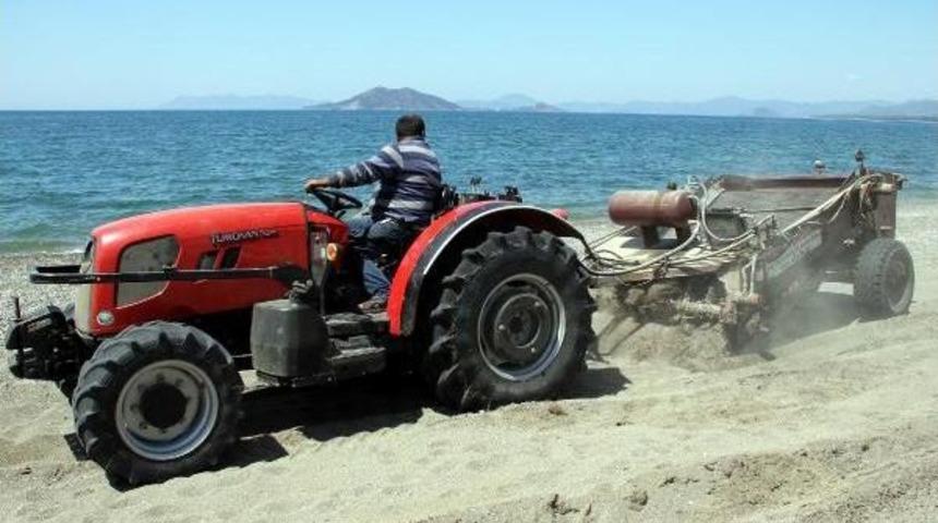 &Ccedil;alış Plajı'nda Trakt&ouml;rle Temizlik Yapıldı