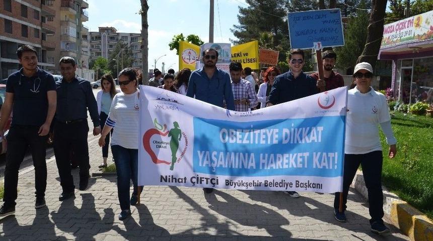 &Ouml;ğrenciler Obeziteye Dikkat &Ccedil;ekmek Amacıyla Y&uuml;r&uuml;d&uuml;