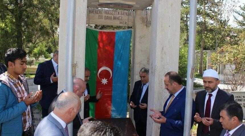 Torun Resulzade&rsquo;den Ata Resulzade&rsquo;nin Kabrine Ziyaret