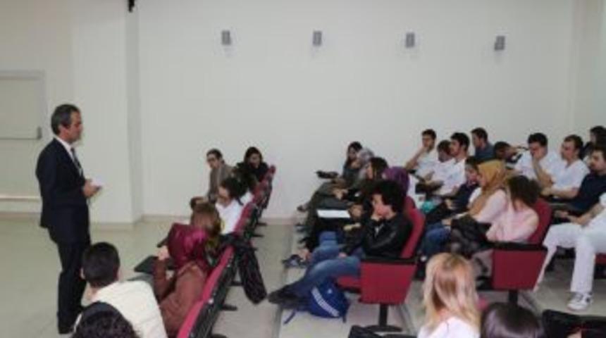 Rekt&ouml;r &Ouml;zer, Diş Hekimliği Fak&uuml;ltesi &Ouml;ğrencileriyle Buluştu