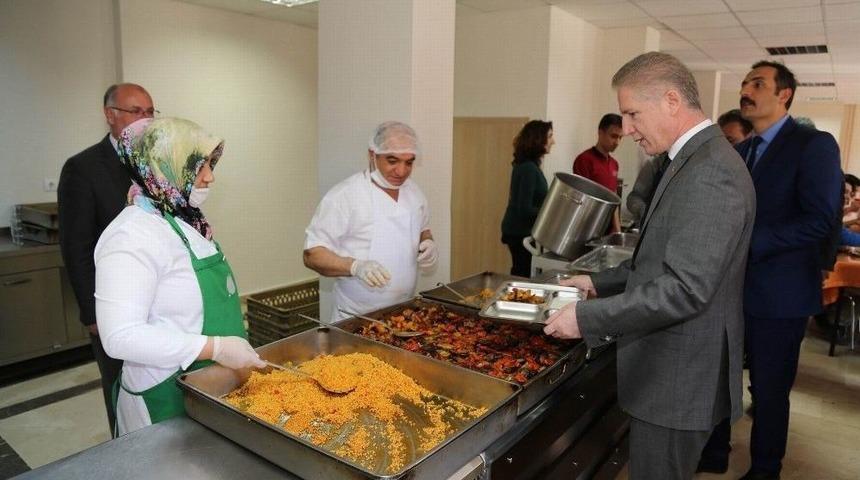 Vali G&uuml;l&rsquo;den, Okullara Ziyaret