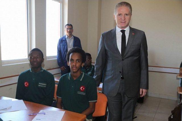 Vali G&uuml;l&rsquo;den, Okullara Ziyaret 1