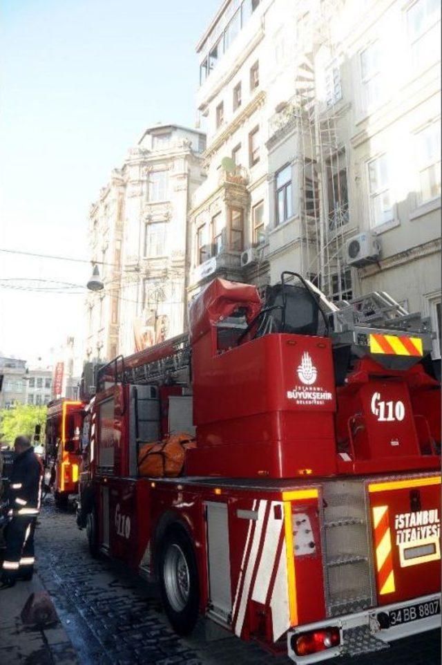 Beyoğlu’Da Korkutan Yangın