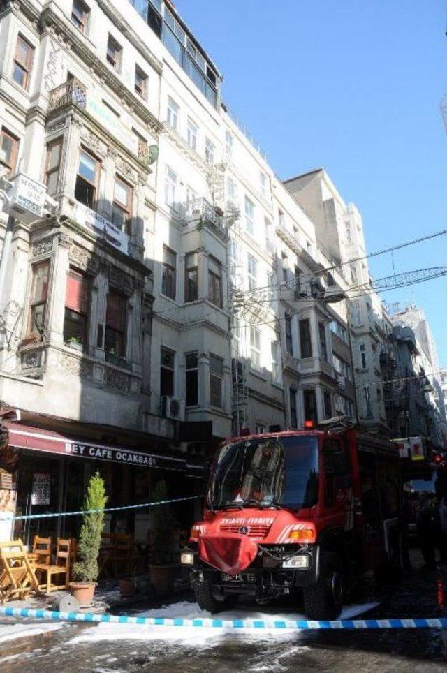 Beyoğlu’Da Korkutan Yangın